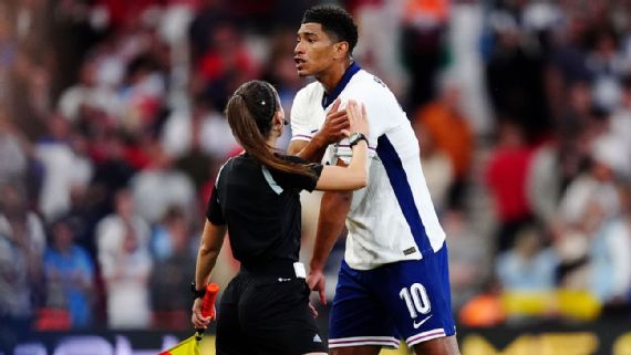 Jude Bellingham protesting ⁣a call with match officials during ⁢the game against​ Senegal.
