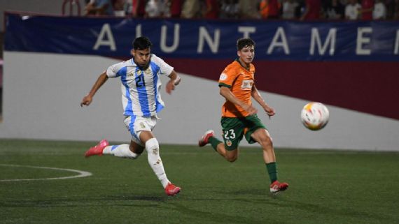 Jainikoski disputa una pelota en el duelo entre Argentina y Valencia