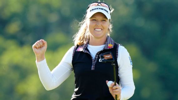 Brooke Henderson with the CPKC Women's Open trophy.