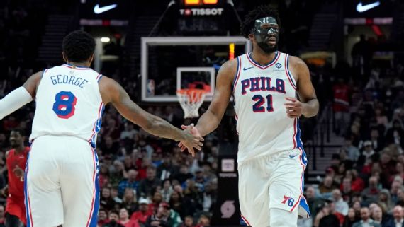 Joel Embiid y Paul George en la cancha