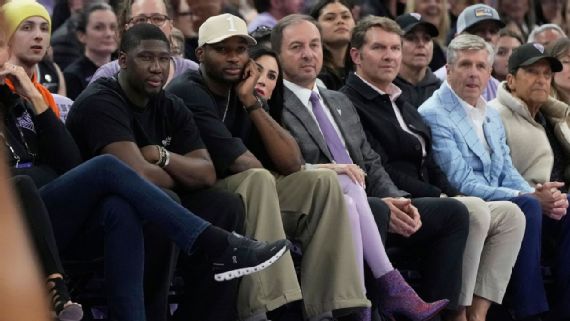 Joe Lacob and Jonathan Kuminga talking