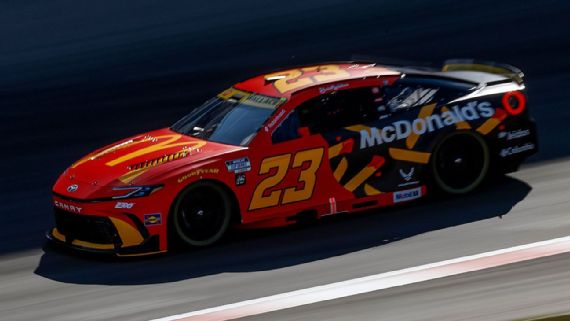 Bubba Wallace en su coche de carreras