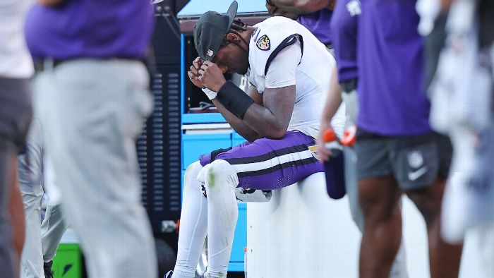 Lamar Jackson practicing with the <a href=