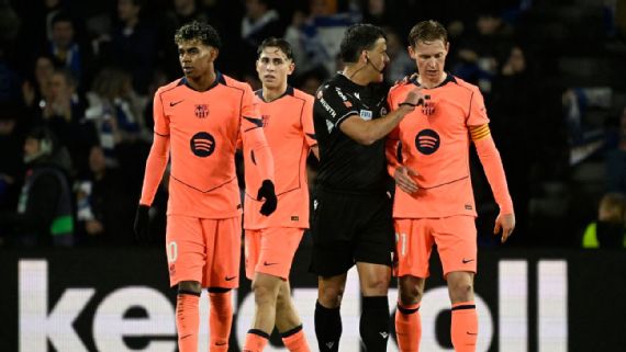 Barcelona's Frenkie de Jong speaks to the referee during his team's loss to Real Sociedad on Sunday.