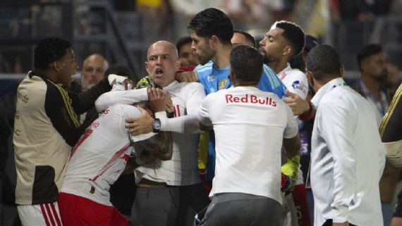 Rossi reage após derota pesada! goleiro acusa agressão e expõe bastidores