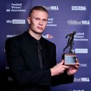 Haaland vence prêmio de melhor jogador da temporada na Inglaterra - LANCE!  Rápido - Vídeo Dailymotion
