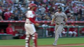 Anthony Volpe conecta un elevado al central que permite a Goldschmidt anotar la primera del juego.

