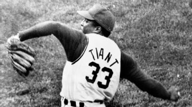 HistoriaConSwing Luis Tiant fue cambiado a los Mellizos de