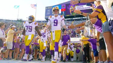 Jacques Doucet on X: #LSU Joe Burrow's mother Robin and his