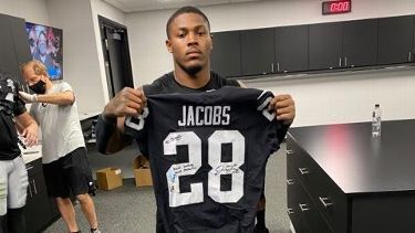 Jersey swap: NFL players share shirts off back