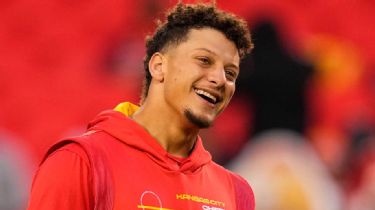 Patrick Mahomes and Dak Prescott Get Unwanted Advice From NFL Fans in  DirecTV Ads