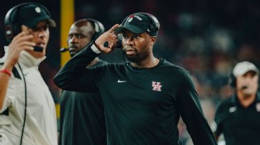 Houston Coach Dana Holgorsen Seen Wearing Viral Big Hat