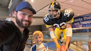 Arizona Cardianls WRs learn more about the Pittsburgh Steelers legend  Franco Harris