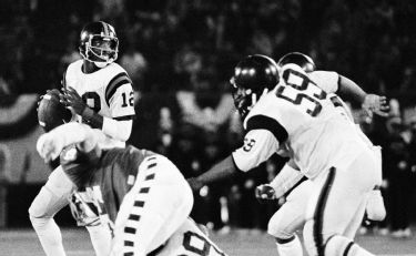 Former Washington QB Doug Williams reflects on historic Super Bowl win 35  years later - WTOP News