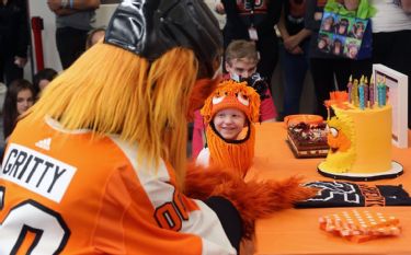 Gritty surprises seven-year-old Flyers fan in hospital (video