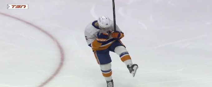 Oliver Wahlstrom makes it 3-0 Islanders