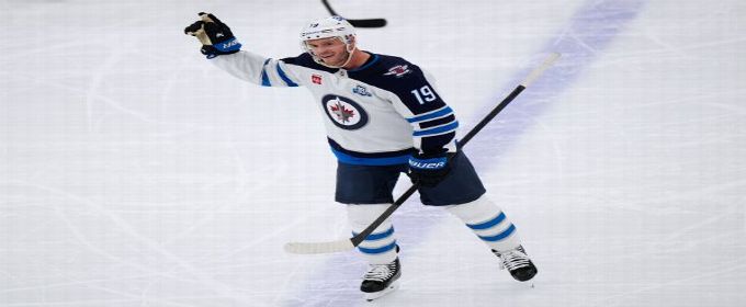 Jonathan Toews gets standing ovation in 'special' return to Chicago