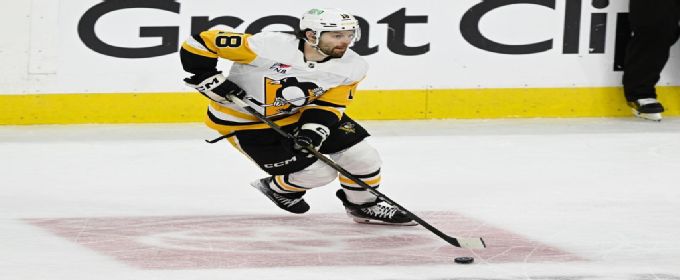 Penguins sign veteran forward Tommy Novak to a 3-year extension