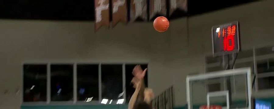 Aaron Deloney shows off range with deep 3-pointer