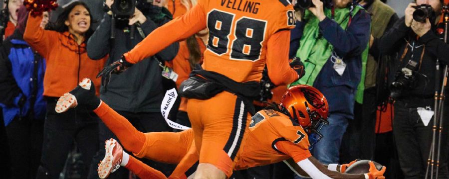 Silas Bolden dives for the end zone for an Oregon State TD