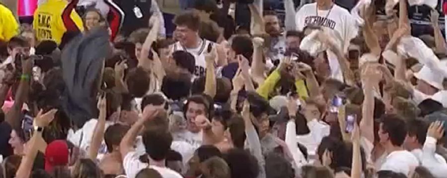 Richmond upsets No. 16 Dayton and the fans storm the court