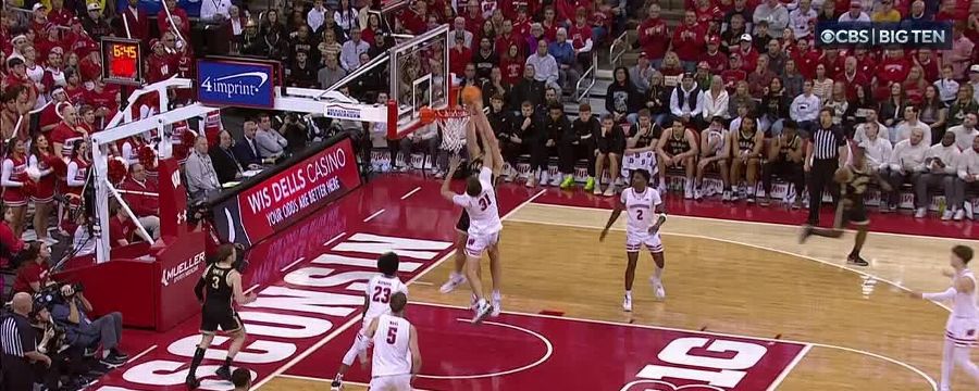 Zach Edey throws down another slam dunk vs. Wisconsin