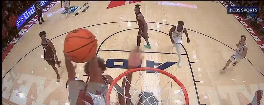 DaRon Holmes II throws down epic slam dunk for Flyers