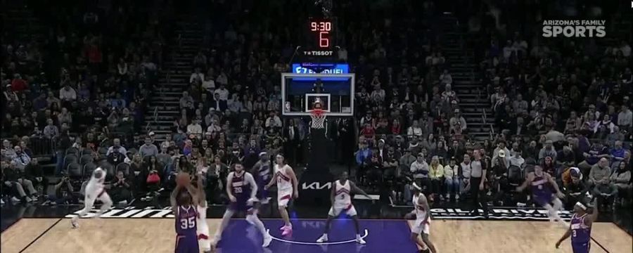 Kevin Durant cashes in on a 3-pointer for the Suns
