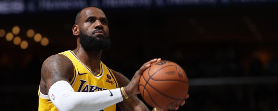 LeBron records triple-double in Lakers' win vs. Grizzlies