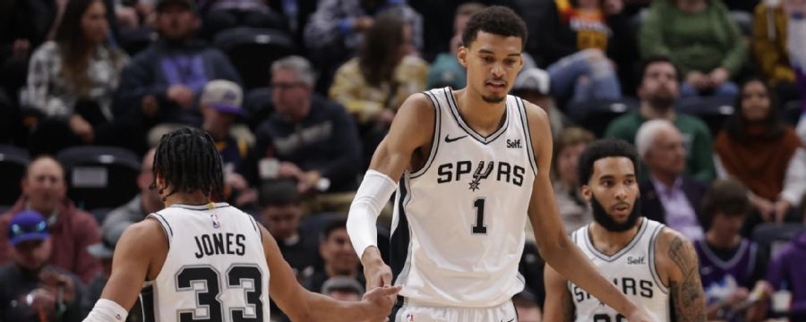 Spurs go on the road and pick up win over Jazz