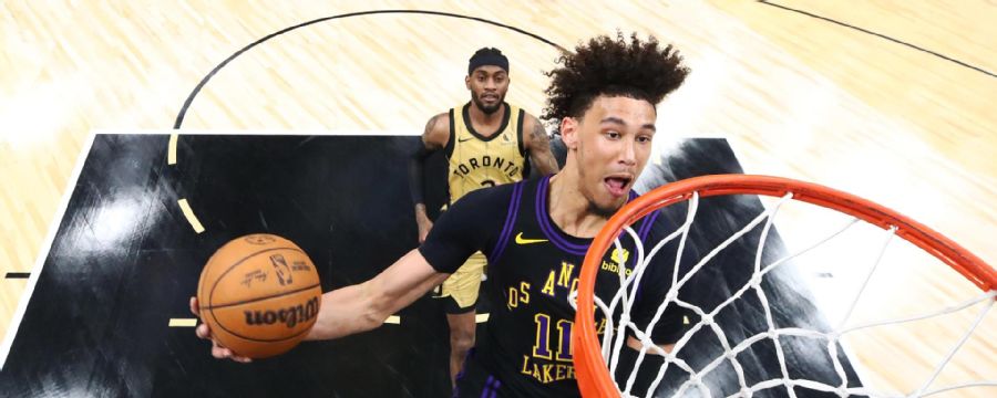 Jaxson Hayes throws down spectacular between-the-legs dunk