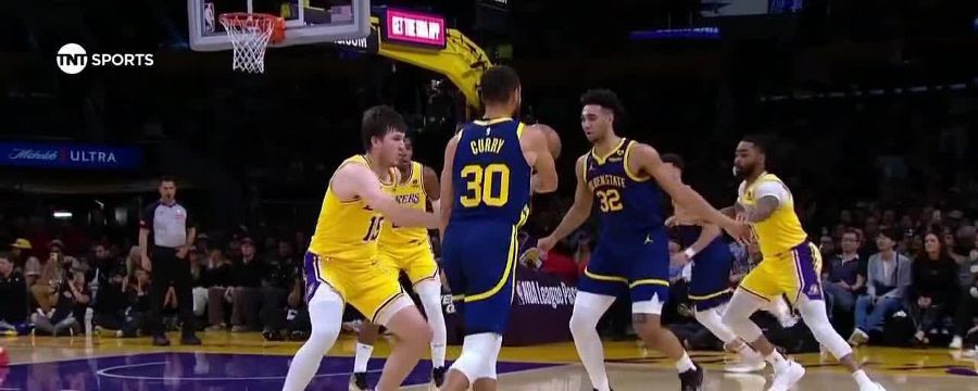 'What a pass!' Curry pulls off spellbinding assist