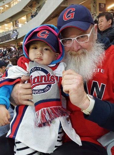 Royals' South Korean superfan returns for World Series