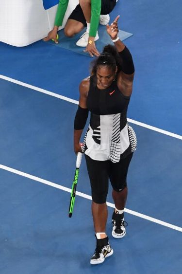 Upset of the year! Mrs. Met defeats Serena Williams in (table) tennis match