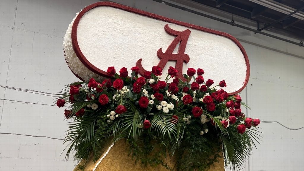 Look behind the scenes at Rose Parade preparations