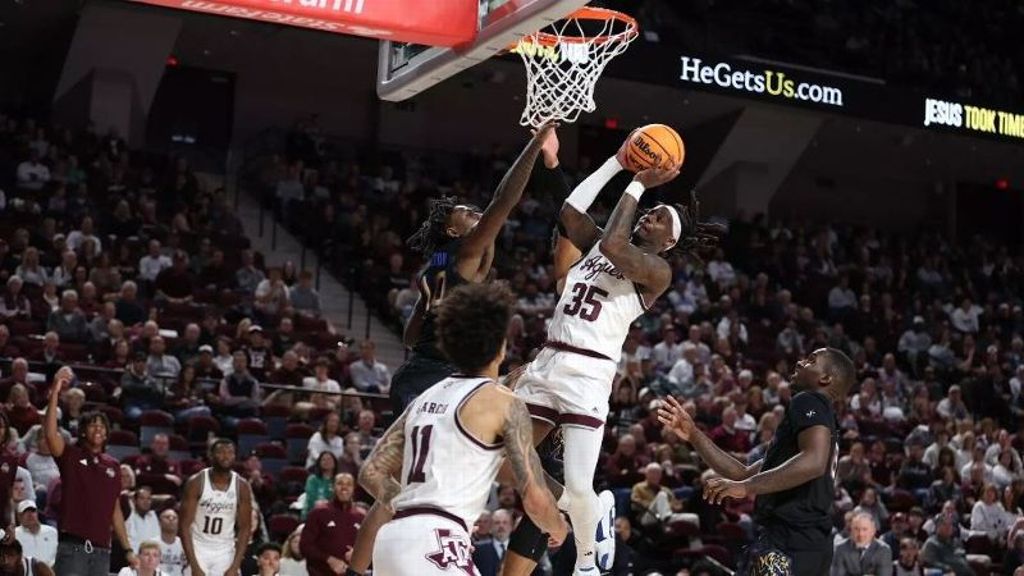 No. 21 Texas A&M falls to Memphis in close match