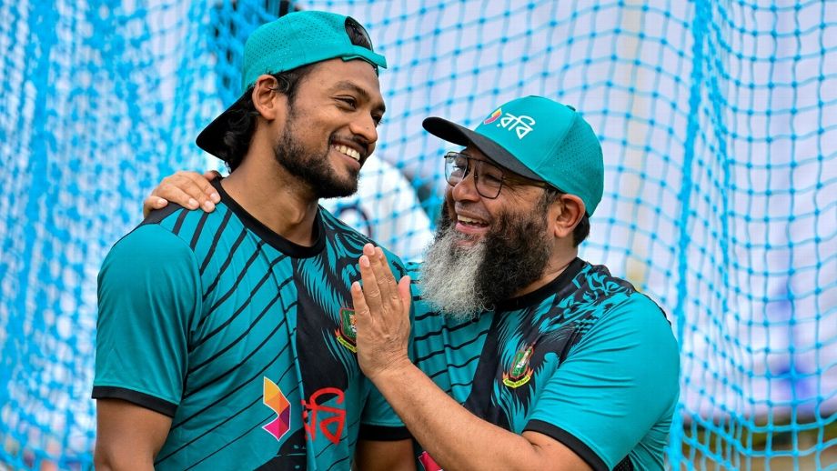 नजमुल हुसैन शांतो ने स्पिन गेंदबाजी कोच मुश्ताक अहमद के साथ कुछ मजेदार पल साझा किए एएफपी/गेटी इमेजेज नजमुल हुसैन शांतो ने स्पिन गेंदबाजी कोच मुश्ताक अहमद के साथ कुछ मजेदार पल साझा किए एएफपी/गेटी इमेजेज