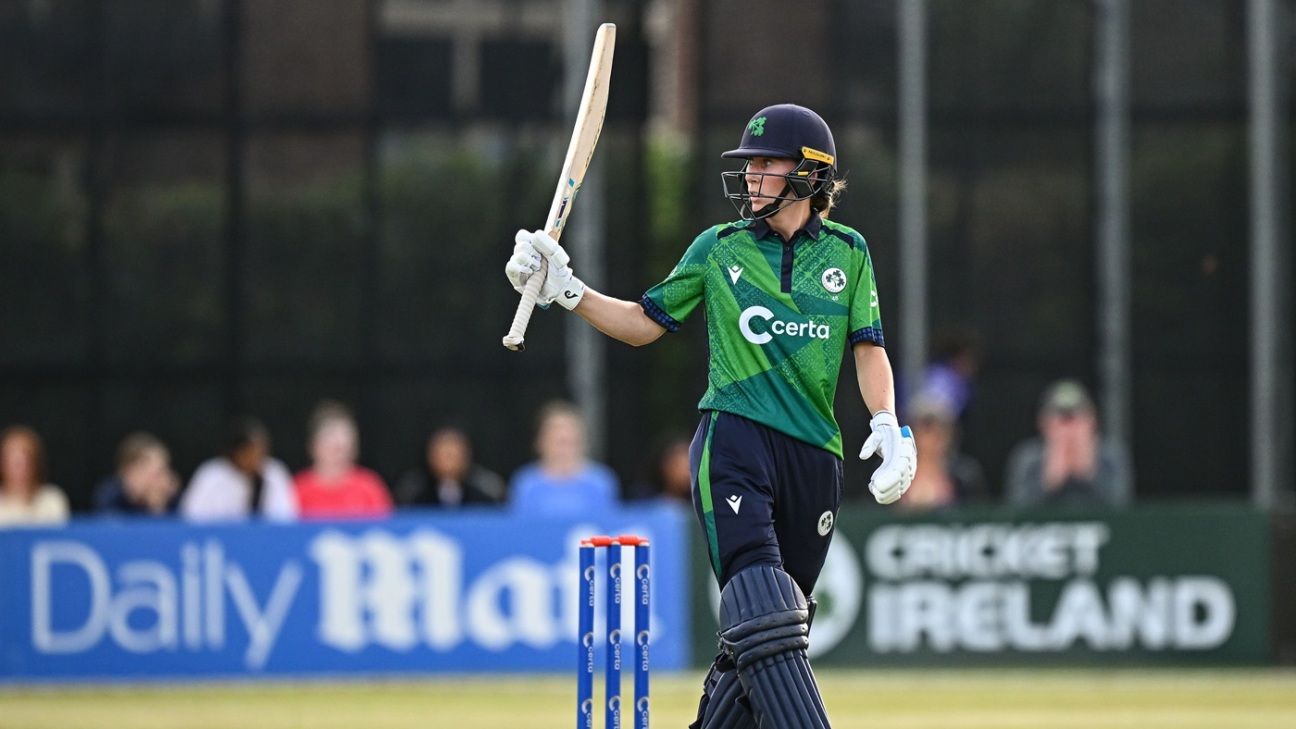 Ireland bowl against Scotland in their first World Cup meeting