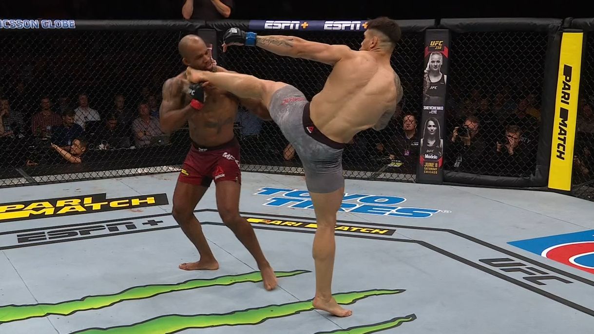 Rakic knocks out Manuwa with devastating head kick - ESPN Video