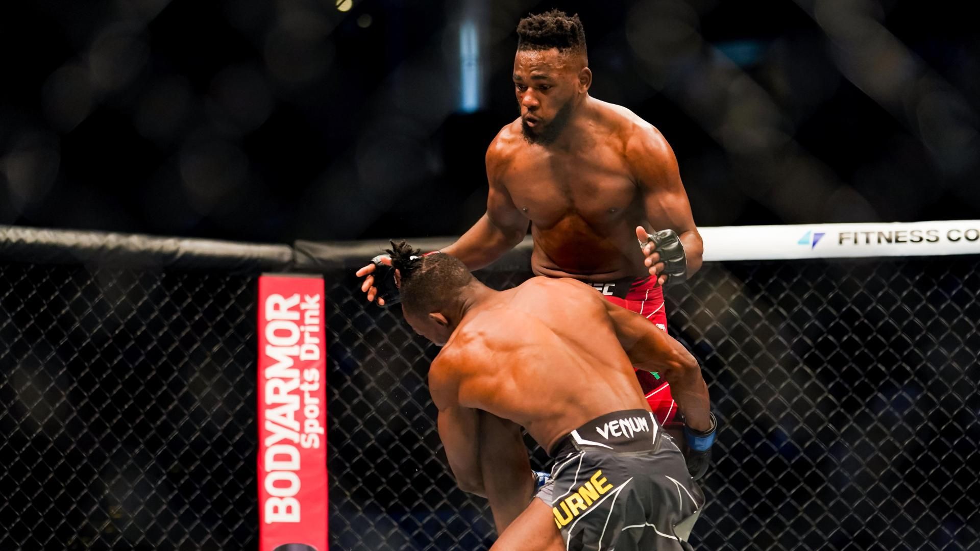 Manel Kape stuns Ode' Osbourne with impressive flying knee - ESPN Video