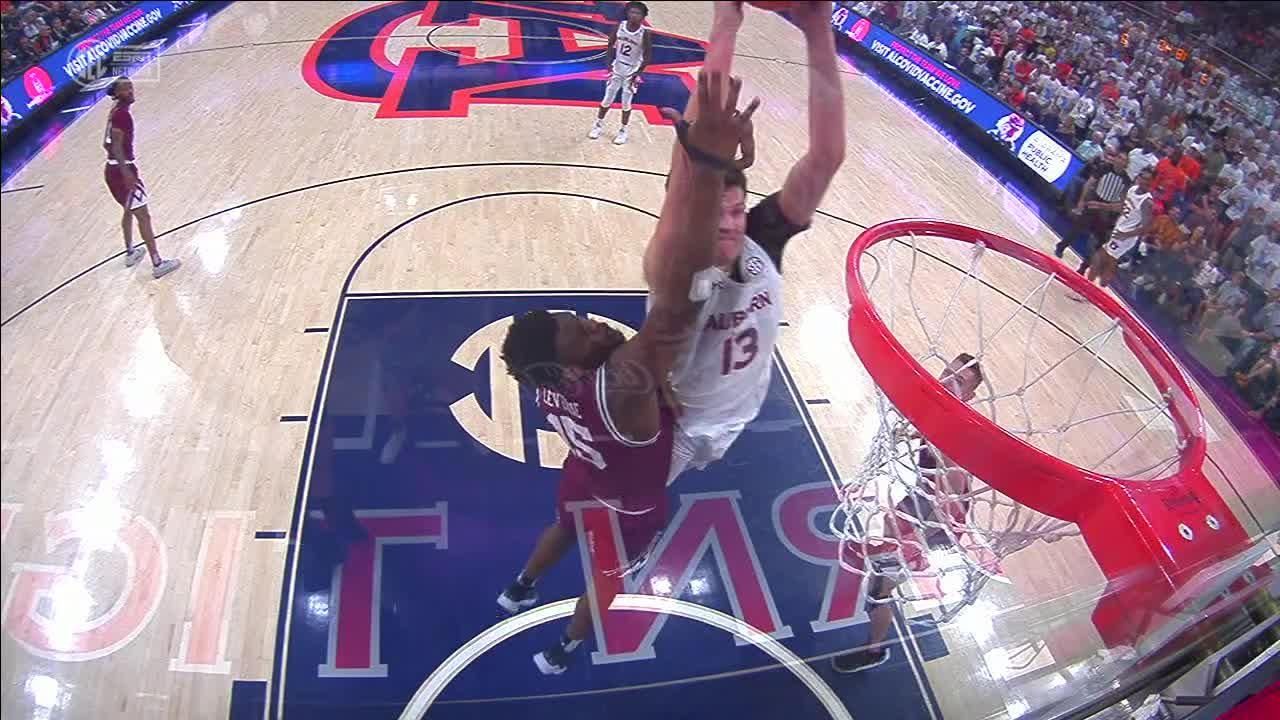 Walker Kessler gets up for the beautiful slam dunk ESPN Video