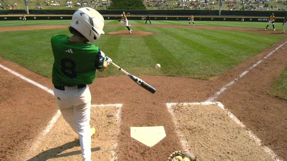 Kyle Tucker reaches way over wall for sensational HR robbery - ESPN Video