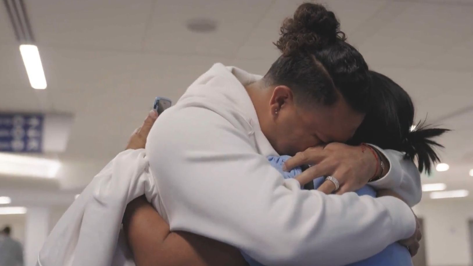 Dodgers Pitcher Brusdar Graterol Reunites With Mom After 7 Years