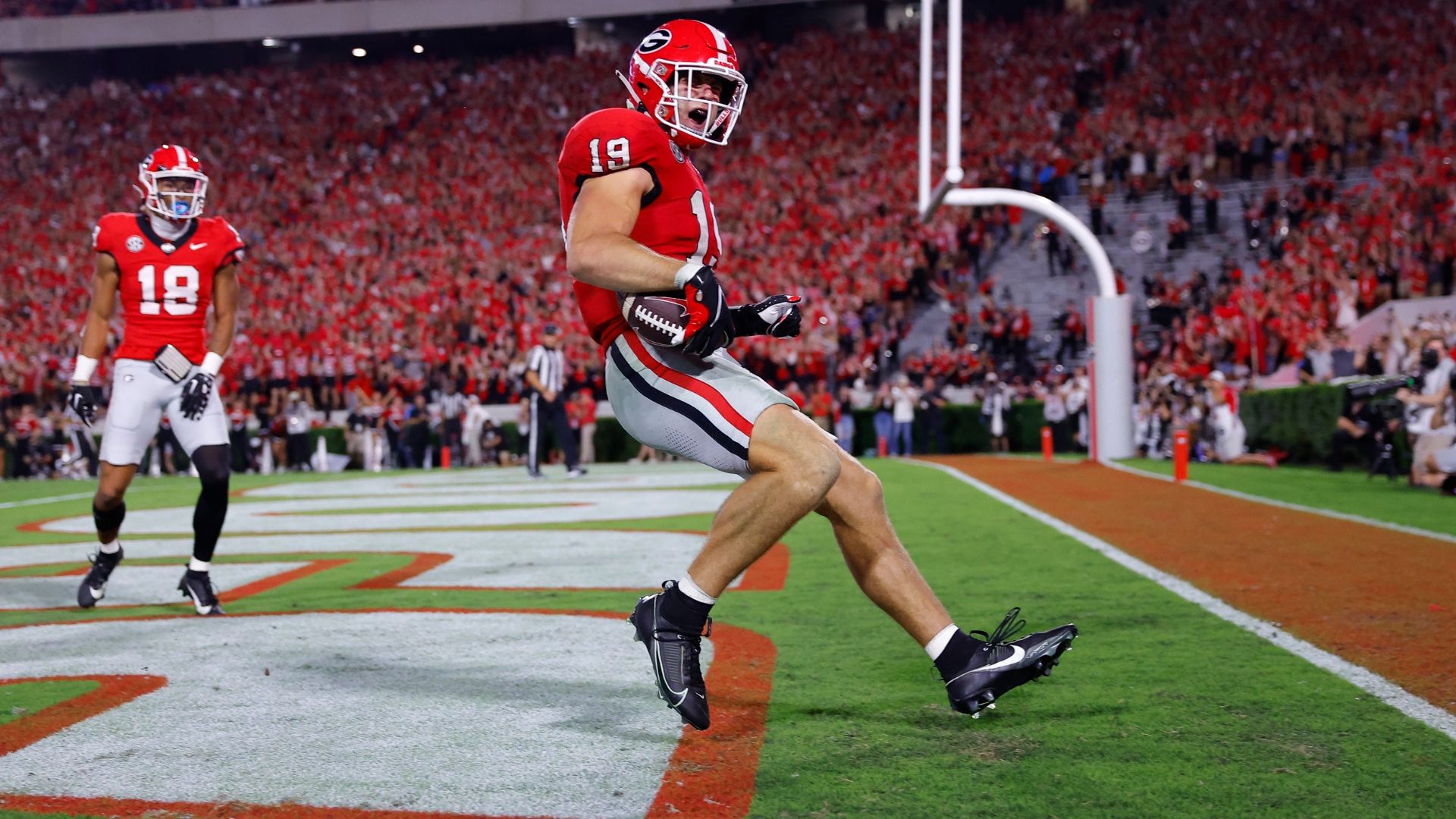 Auburn football fans get hype for Daniel Carlson's career-long field goal