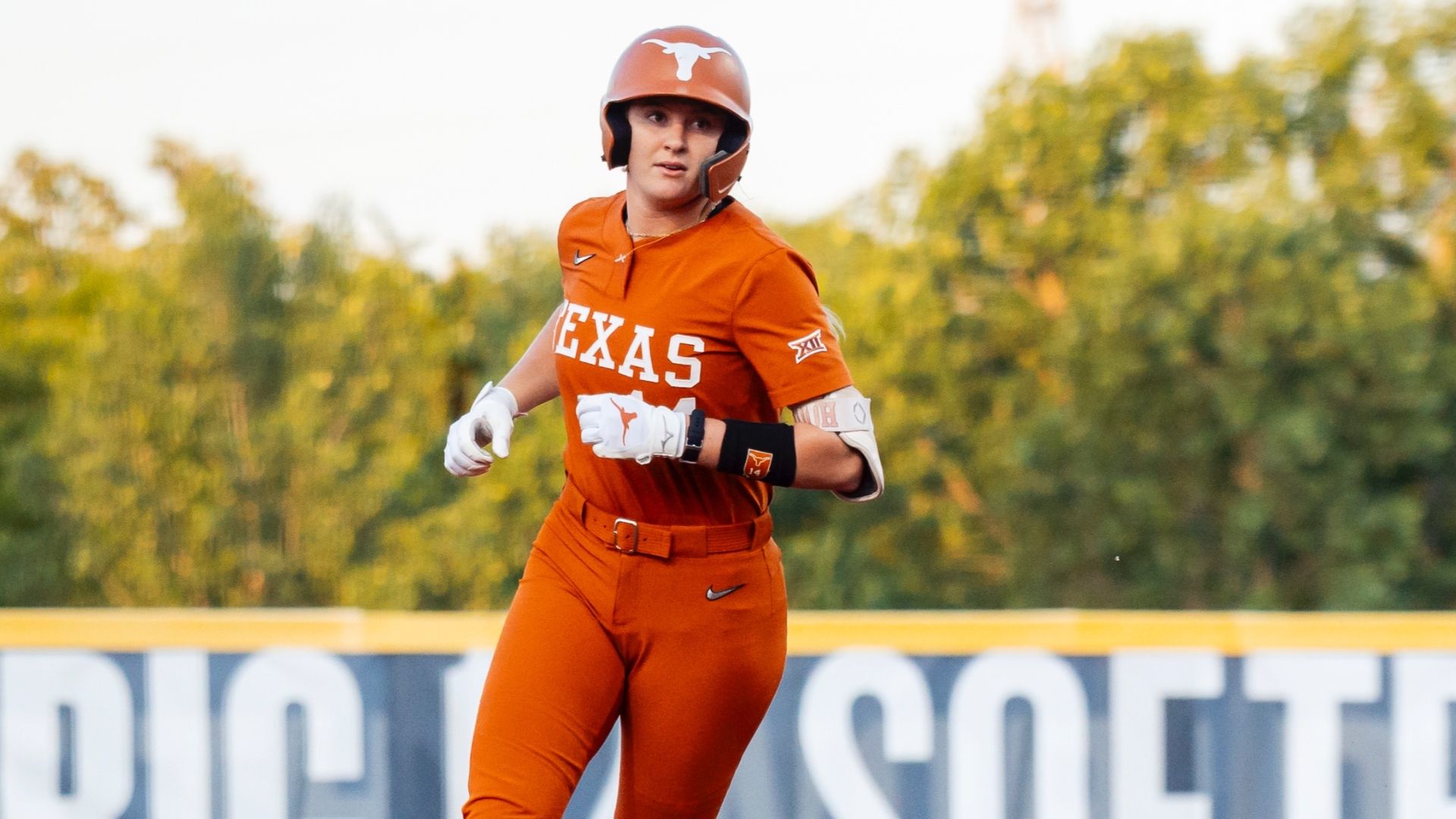 Texas softball goes up big after 3-run HR - ESPN Video