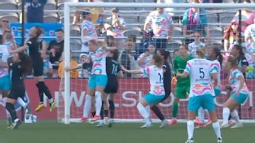 Hanna Lundkvist equalizes for San Diego with no-look header