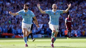 Foden's spectacular brace sets up Manchester City coronation