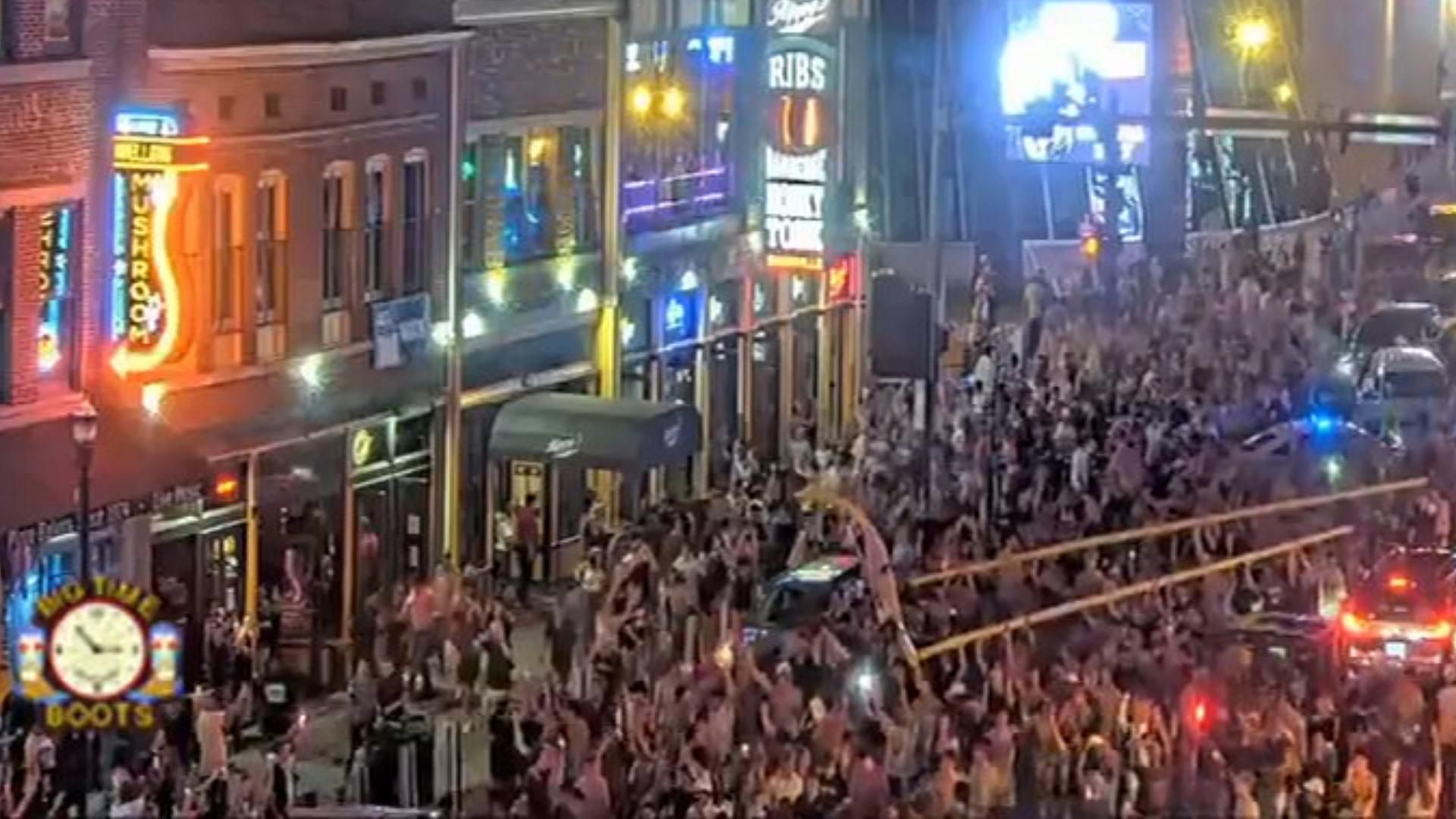 Vandy fans parade goalpost down Broadway, toss it in river - ESPN Video