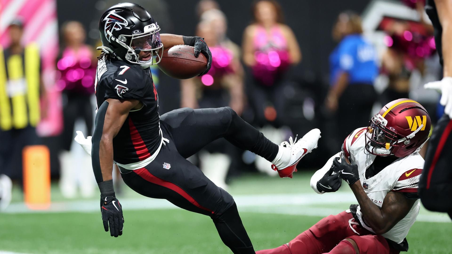 Bijan Robinson anota un touchdown para los Falcons