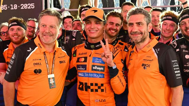 McLaren выигрывает подряд титулы конструкторов в Сингапуре